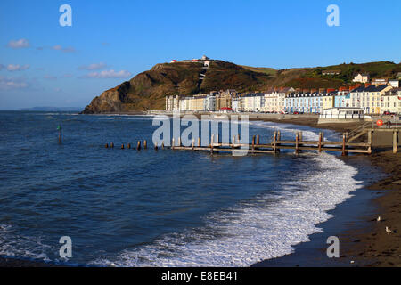 Aberystwyth, Pays de Galles, Royaume-Uni. 6 octobre, 2014. Ciel bleu et soleil du soir à Aberystwyth, Pays de Galles, Royaume-Uni après une nuit de tempête, avec la promesse d'une autre tempête à venir - 6-Oct-2014. Crédit : John Gilbey/Alamy Live News Banque D'Images