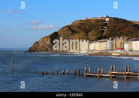 Aberystwyth, Pays de Galles, Royaume-Uni. 6 octobre, 2014. Ciel bleu et soleil du soir à Aberystwyth, Pays de Galles, Royaume-Uni après une nuit de tempête, avec la promesse d'une autre tempête à venir - 6-Oct-2014. Crédit : John Gilbey/Alamy Live News Banque D'Images