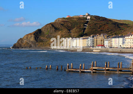 Aberystwyth, Pays de Galles, Royaume-Uni. 6 octobre, 2014. Ciel bleu et soleil du soir à Aberystwyth, Pays de Galles, Royaume-Uni après une nuit de tempête, avec la promesse d'une autre tempête à venir - 6-Oct-2014. Crédit : John Gilbey/Alamy Live News Banque D'Images