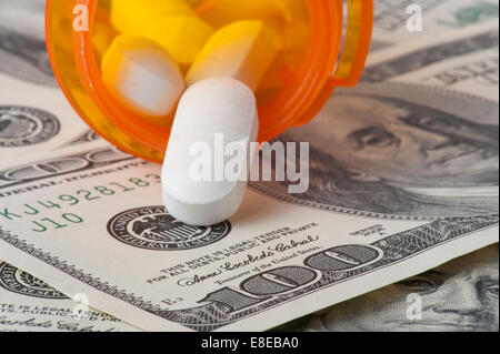 Prescription Pills et bouteille sur$100 dollar bills Banque D'Images