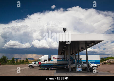 L'Utah, USA - JUILLET 18,2013 répetoires typique : station d'essence avant de forte tempête. Banque D'Images