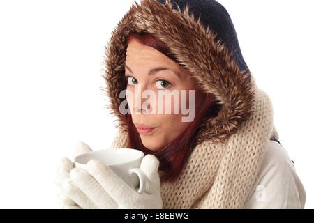 Une jeune femme avec té isolé coupe Banque D'Images