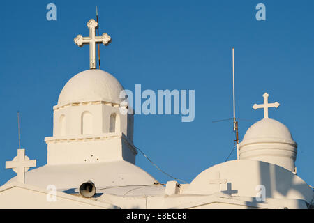 Coupoles de l'église Agios Georgios en haut de la colline Lycavittos à Athènes, Grèce. Banque D'Images