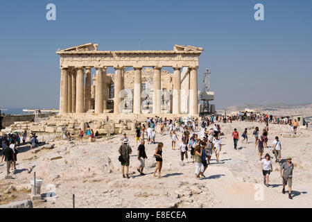 La foule se rendant sur le site archéologique de l'Acropole à Athènes, Grèce. Vue sur le Parthénon à l'arrière-plan. Banque D'Images
