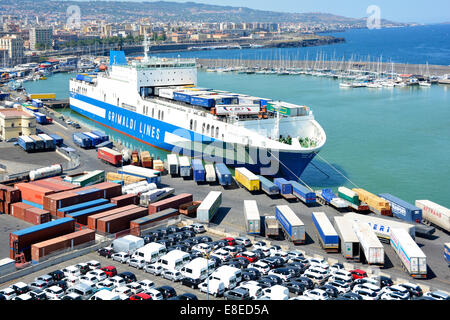 Vue aérienne nouvelles voitures et fourgonnettes Catania port business débarckside Jetty Grimaldi Lines 'Eurocargo Livorno' chargement de la plate-forme supérieure camions remorques Sicile Italie Banque D'Images