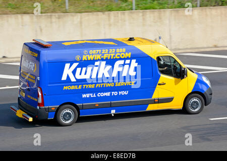 Vue latérale de la publicité pour le montage de pneus mobiles d'affaires Kwik Fit sur un minibus bleu jaune voyageant le long de l'autoroute britannique Banque D'Images