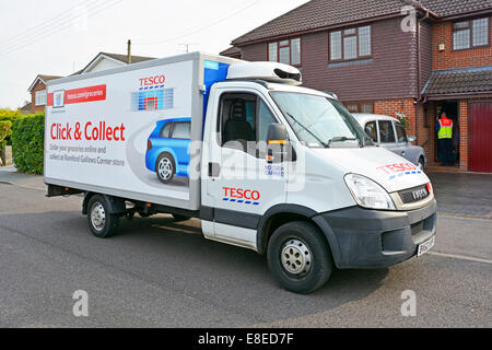 Cliquez sur Collecter et annonce à Tesco home delivery van avec chauffeur at front door Banque D'Images