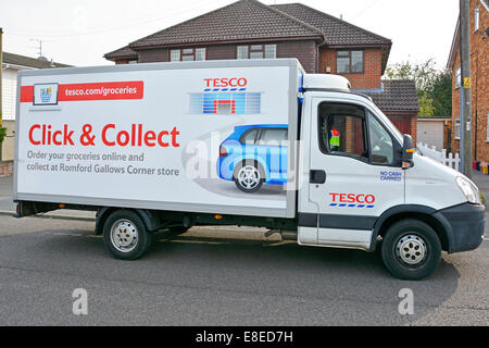 Tesco home delivery van avec publicité pour recueillir et cliquez sur magasin local de service Banque D'Images