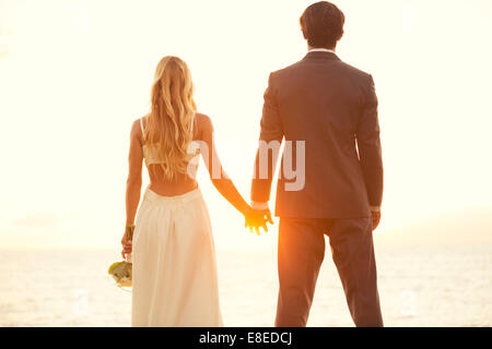 Magnifique Coucher de mariage. Mariée et le marié au coucher du soleil Banque D'Images