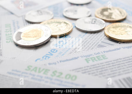 Coquitlam, BC Canada - Juillet 22, 2014 : l'enregistrement de coupons avec de l'argent, l'accent sur deux des économies coupon. Banque D'Images