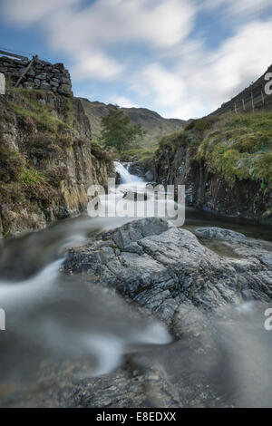 Cascade sur les céréales Gill à Stockley, Pont Seathwaite, vallée de Borrowdale, Lake District Banque D'Images