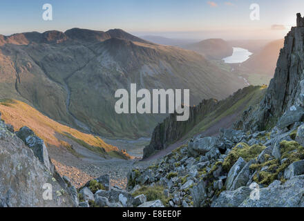 Vue vers le bas sur la porte de l'enfer Grand Grand Gable à Lingmell, Scafell Pike, Scafell et Wasdale, Lake District Banque D'Images