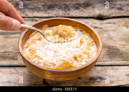 Fond d'aliments sains. Manger des corn flakes avec du lait sur la table en bois Banque D'Images