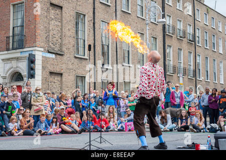 Dublin, Irlande - 13 juillet : cracheuse de feu spiting incendie dans la ville Healthcate Layal spectaculaire Festival à Dublin Merrion Square Banque D'Images