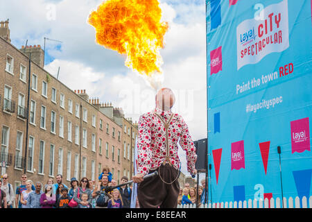 Dublin, Irlande - 13 juillet : cracheuse de feu spiting incendie dans la ville de Laya Healthcate spectaculaire Festival à Merrion Square Garden à Banque D'Images