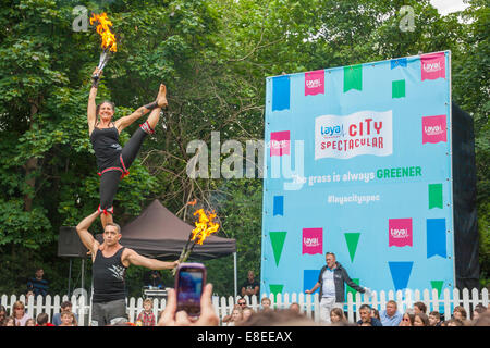 Dublin, Irlande - 13 juillet : Feu acrobates dans le Healthcate Layal ville spectaculaire Festival à Merrion Square Garden à Dublin Banque D'Images