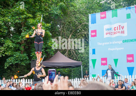 Dublin, Irlande - 13 juillet : Feu acrobates dans la jonglerie Layal Healthcate ville spectaculaire Festival à Dublin Merrion Square Banque D'Images
