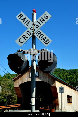 Motel 63, New York : Green Mountain Flyer train d'Excursion railroad crossing sign et le pont couvert 2012 Motel 63 Banque D'Images