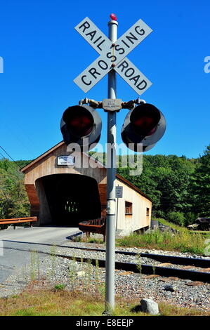 Motel 63, New York : Green Mountain Flyer train d'Excursion railroad crossing sign et le Motel 63 2012 * Pont couvert Banque D'Images