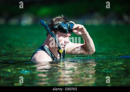 Jeunes adultes en apnée dans une rivière avec des lunettes de plongée et. Banque D'Images