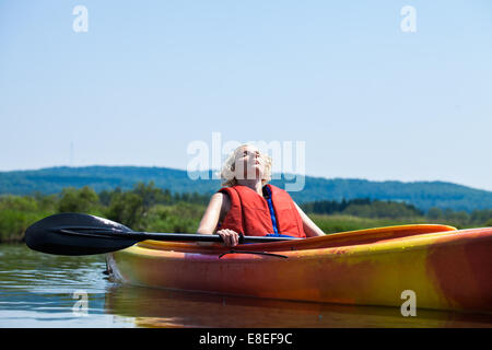 Jeune femme de détente sur un Kayak et profiter de l'instant de la Liberté Banque D'Images