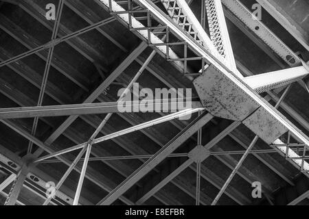 Face inférieure d'une structure de pont boulonnés et rivés Banque D'Images