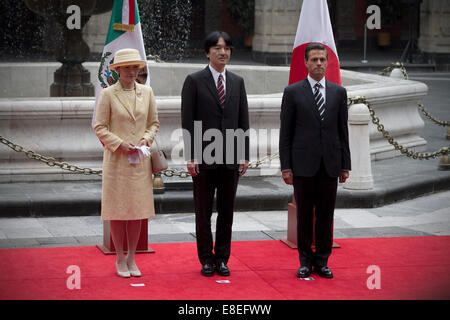 La ville de Mexico, Mexique. 6 octobre, 2014. Le Président mexicain Enrique Pena Nieto (R) est titulaire d'une cérémonie de bienvenue en l'honneur du prince Fumihito Akishino du Japon (C) et son épouse la princesse Kiko Akishino dans le Palais National à Mexico, au Mexique, le 6 octobre 2014. © Alejandro Ayala/Xinhua/Alamy Live News Banque D'Images