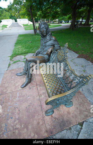 Une statue de bronze de John Lennon assis sur un banc dans le parc John Lennon (anciennement connu sous le nom de Parque Menocal) à La Havane Cuba Banque D'Images