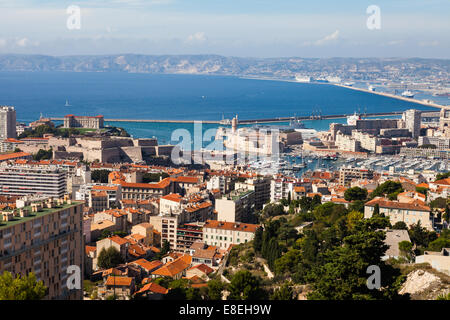 Vue sur les quais commerciaux marseille à la avec l'ancien port dans la distance moyenne Banque D'Images