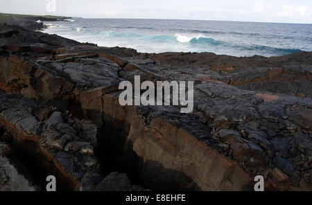 Les coulées de lave du volcan Kilauea de 1983 à 1992 et refroidi la plage couverte avec ces belles coule juste passé Kalapana Banque D'Images