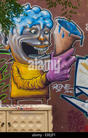 L'art de rue d'une personne avec un bleu glace dans le quartier du panier de marseille Banque D'Images