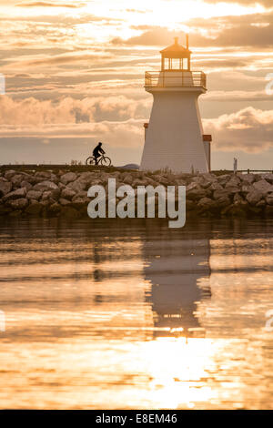 Phare rétroéclairé en Gaspésie, New Richmond, Québec, Canada Banque D'Images