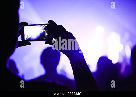 Quelqu'un parler d'une photo lors d'un concert avec un téléphone Banque D'Images