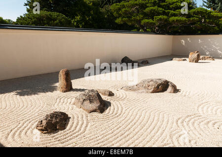 Elk203-6773 Canada, Alberta, Lethbridge, jardins japonais Nikka Yuko, zen rock garden Banque D'Images
