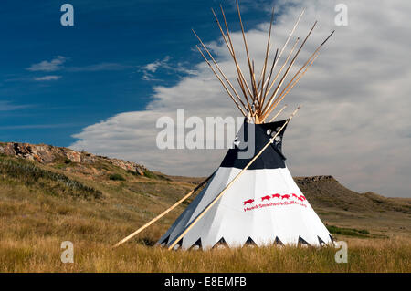 Elk203-6797 Canada, Alberta, Fort Macleod, le précipice à bisons Head-Smashed-In, tipi Banque D'Images