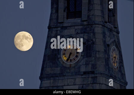 Goshen, New York, USA. 6 octobre, 2014. Le presque-pleine lune brille à côté du clocher de la première église presbytérienne de Goshen, New York. La Lune gibbeuse était 98 pour cent et éclairé sera pleine le 8 octobre. © Tom Bushey/ZUMA/Alamy Fil Live News Banque D'Images