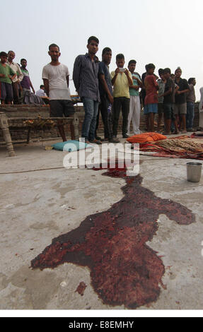 (141007) -- JAMMU, le 7 octobre 2014 (Xinhua) -- un marbre éclaboussé de taches de sang est observée après un tir d'obus de mortier à partir du côté pakistanais dans une zone résidentielle à Masha da kothe village, dans secteur Arnia près de la frontière indo-pakistanaise, environ 47 kilomètres (30 milles) de l'Inde Jammu, contrôlée, le 6 octobre 2014. Des dizaines de milliers de villageois ont fui leurs maisons dans la région contestée du Cachemire le lundi, comme les troupes de la frontière indienne et pakistanaise bombarde les uns les autres à coups de mortier et au-delà de la frontière. Les représentants indiens dit la poussée à gauche cinq villageois dea Banque D'Images