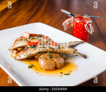 Sardines grillées plaque avec le poivron rouge et la pomme de terre dans un restaurant portugais Banque D'Images