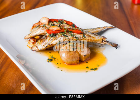 Sardines grillées plaque avec le poivron rouge et la pomme de terre dans un restaurant portugais Banque D'Images