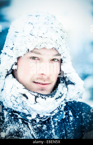 L'homme des jeunes adultes avec des yeux Verts lors d'une expédition dans le nord sur une journée d'hiver Gel Banque D'Images