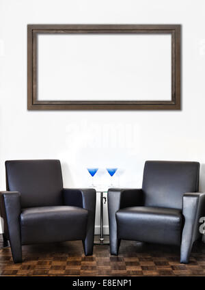 L'intérieur moderne et chambre mur blanc et grand cadre avec peinture vide de l'espace pour votre texte. Deux luxueux canapé et table en verre w Banque D'Images