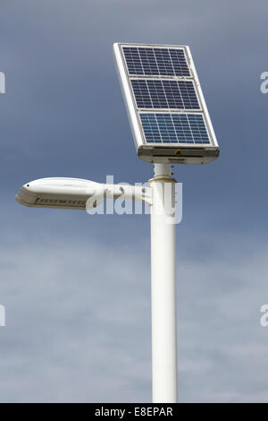 La technologie solaire alimente les lumières à DEL extérieures au Centre d'éducation et d'éthique environnementales du parc Ralph Klein, à Calgary, en Alberta, au Canada Banque D'Images