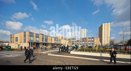 Oasis Academy Hadley, Enfield, Royaume-Uni. Architecte : John McAslan & Partners, 2013. Vue lointaine sur le campus de l'académie. Banque D'Images