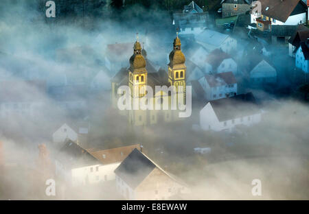 Église paroissiale de Sainte Marie Madeleine, vue aérienne, Padberg, région du Sauerland, Rhénanie du Nord-Westphalie, Allemagne Banque D'Images