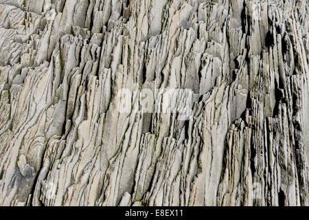 Les couches rocheuses, Grotte Hálsanefshellir avec formations de basalte, la plage de Reynisfjara qui jouit près de Vík í Mýrdal, Côte Sud, Islande Banque D'Images