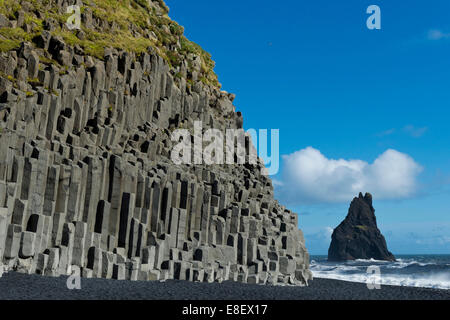 Les colonnes de basalte, plage Reynisfjara qui jouit et un pinacle de Reynisdrangar, près de Vík í Mýrdal, Côte Sud, Islande Banque D'Images