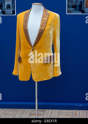 Célébrités Video exposition Trésors d'affichage veste jaune et or de Irish film star de la télévision et comédien Graham Norton Banque D'Images