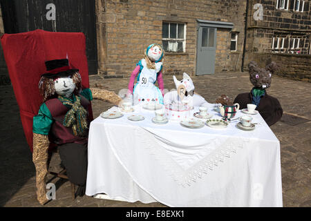 Épouvantails de la Mad Hatter's Tea Party à l'Épouvantail Norland Festival 2014, West Yorkshire Banque D'Images