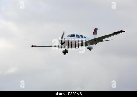 Piper PA-28-181 Cherokee Archer III G-WLGC en approche pour atterrir à l'Aérodrome de Sandtoft Banque D'Images