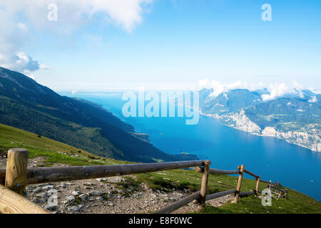 Vue en direction sud sur le lac de Garde depuis le sommet du Monte Baldo Banque D'Images